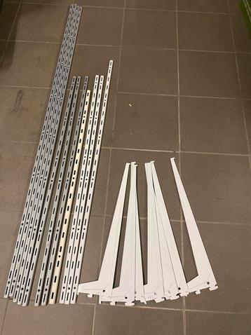 8 supports d'étagère de 50 cm (neufs) et rails muraux