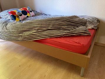 Twee kasten en of een eenpersoomsbed beschikbaar voor biedingen