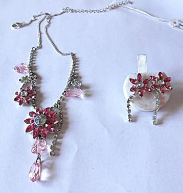 AVON: Prachtige set... ketting +... oorbellen beschikbaar voor biedingen