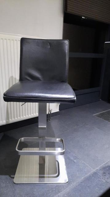 3 in hoogte verstelbare zwarte barkrukken  beschikbaar voor biedingen
