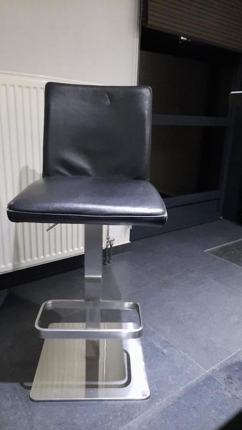 3 in hoogte verstelbare zwarte barkrukken, Huis en Inrichting, Barkrukken, Gebruikt, 3 krukken, In hoogte verstelbaar, Met voetsteun