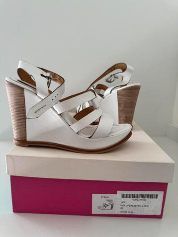 Sandalen met plateauzool beschikbaar voor biedingen