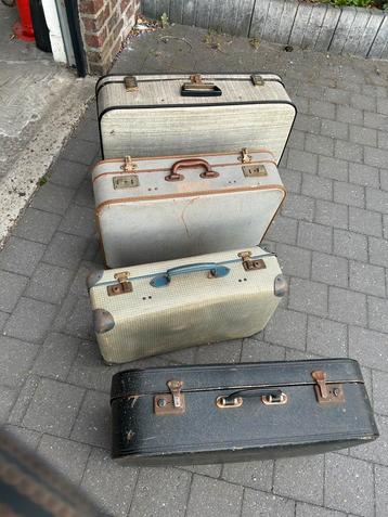 4 vintage reiskoffers beschikbaar voor biedingen