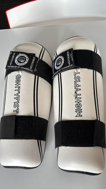 Taekwondo mightyfist scheenbeschermers beschikbaar voor biedingen