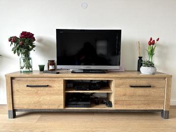 Eiken TV-meubel beschikbaar voor biedingen