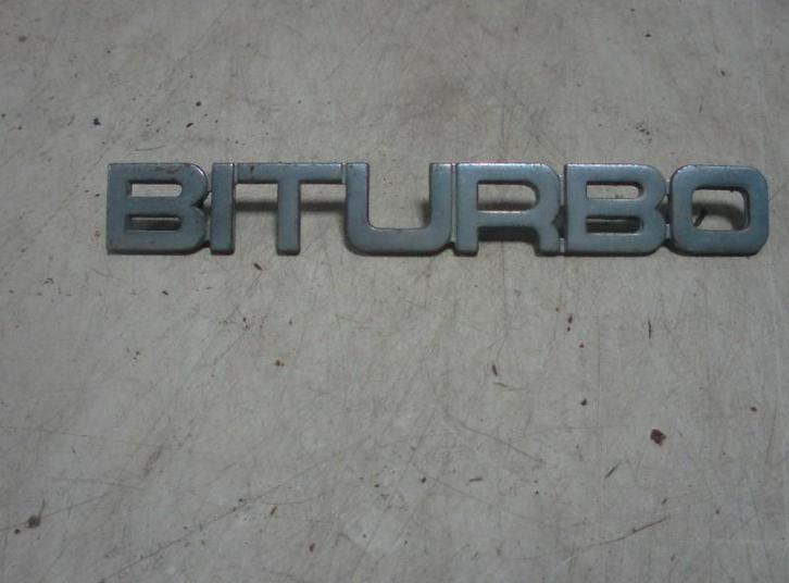 EMBLEEM Maserati Bi-turbo (01-1970/-), Auto-onderdelen, Overige Auto-onderdelen, Maserati, Gebruikt