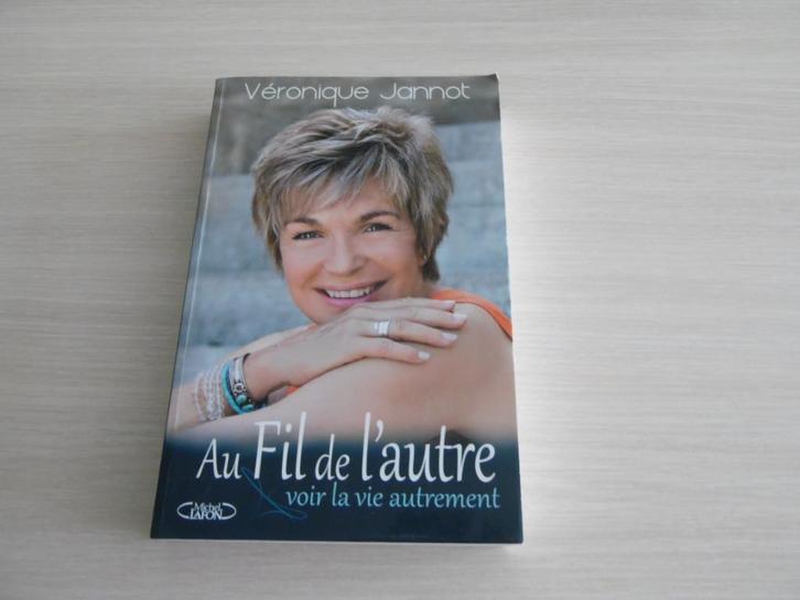 AU FIL DE L'AUTRE VOIR LA VIE AUTREMENT VÉRONIQUE JANNOT, Boeken, Biografieën, Zo goed als nieuw, Film, Tv en Media, Ophalen of Verzenden