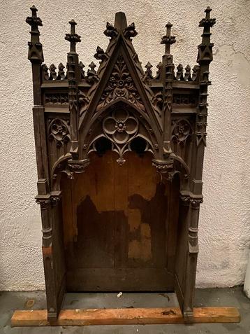 Groot antieken Neo Gotiek handgesneden houten kapelnis.