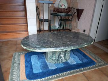 Table basse ovale en marbre en excellent état disponible aux enchères