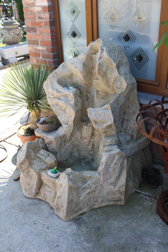 fontaine imitation rocher , 2 soties d eau, Enlèvement, Comme neuf, Autres matériaux, Fontaine