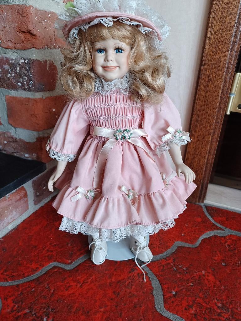 Porseleinen pop op voet, Verzamelen, Poppen, Ophalen of Verzenden, Gebruikt, Pop