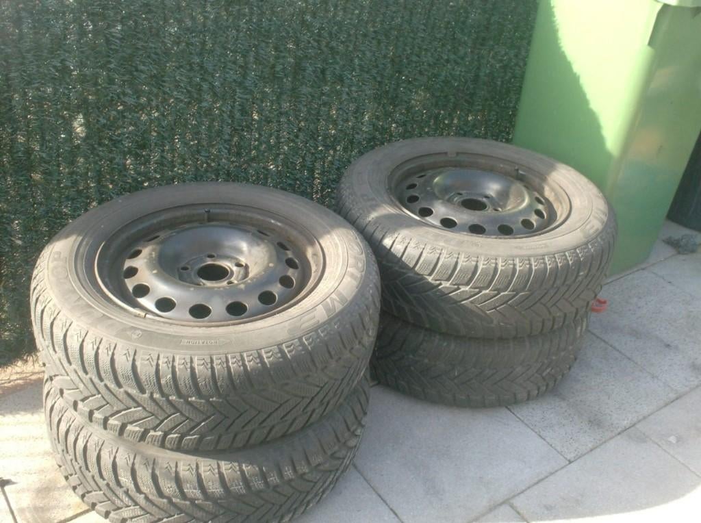 4 nieuw banden + velgen . ZO GOED ALS NIEUW . 205/65/R15, Ophalen, Band(en)