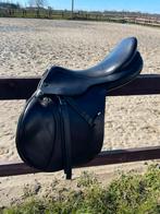 Zwart Prestige springzadel in topstaat 18 inch!, Animaux & Accessoires, Chevaux & Poneys | Selles, Enlèvement, Utilisé