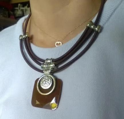 Bruine en zilveren verstelbare ketting met groot medaillon, Handtassen en Accessoires, Kettingen, Overige materialen, Bruin, Ophalen of Verzenden