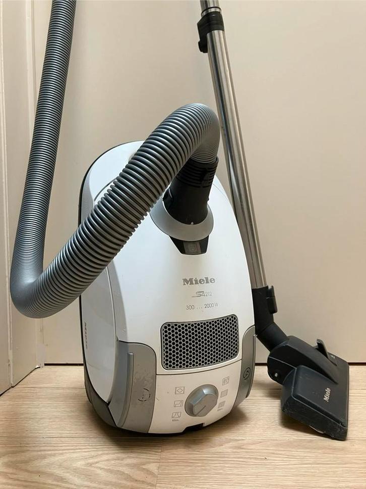 Aspirateur Miele S4212 (300 à 2000W), Electroménager, Aspirateurs, Utilisé, Aspirateur, 1600 à 2000 watts, Sac à poussière, Enlèvement ou Envoi