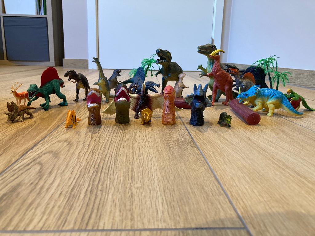 Set met meer dan 20 plastic dino’s, Ophalen, 10 tot 50 stukjes, Zo goed als nieuw, 2 tot 4 jaar