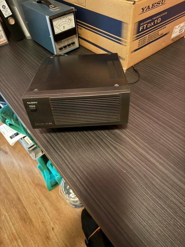 Yaesu FP-800 voeding met Speaker erin, Télécoms, Émetteurs & Récepteurs, Comme neuf, Enlèvement