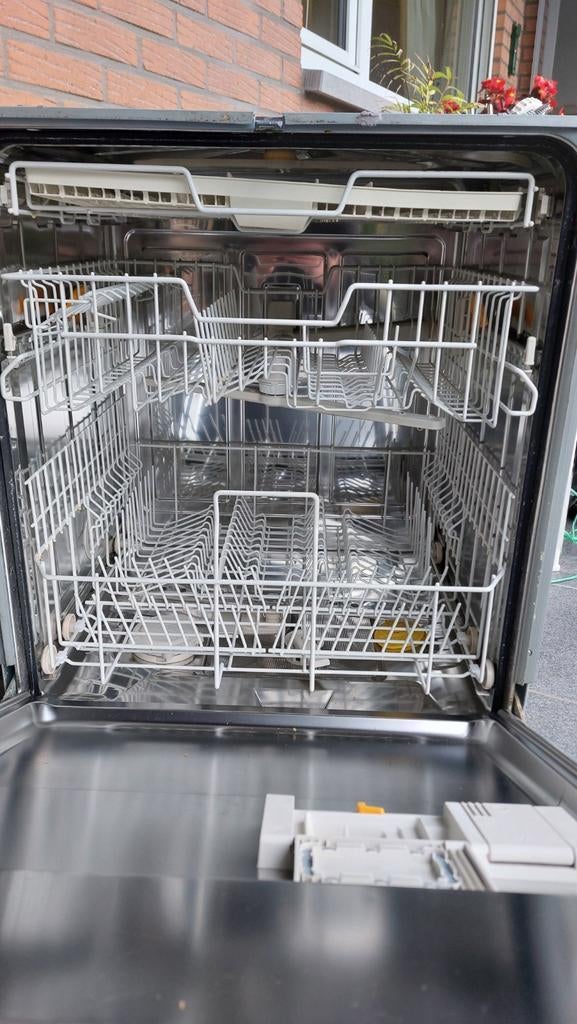 Goed werkende vaatwasser Miele, Ophalen