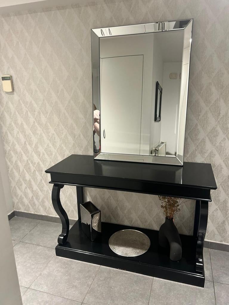 Houten tafel met spiegel en decoratie, Ophalen