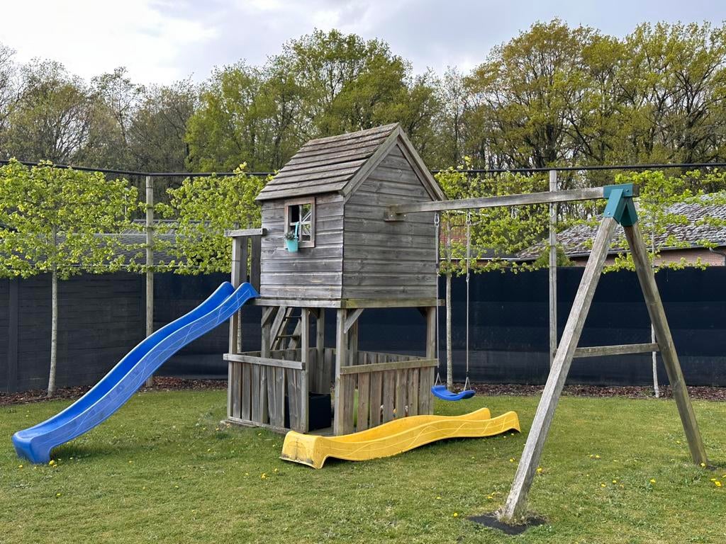 Houten speelhuisje met schommel, gijbaan en benedenruimte, Ophalen, Zo goed als nieuw, Glijbaan