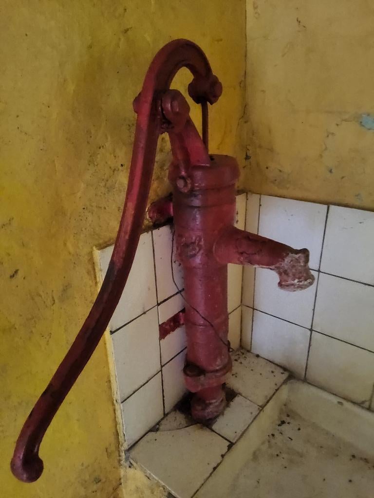 Oude pomp handpomp waterpomp in gietijzer vintage, Tuin en Terras, Waterpompen, Ophalen, Gebruikt, Handmatig, Bronpomp