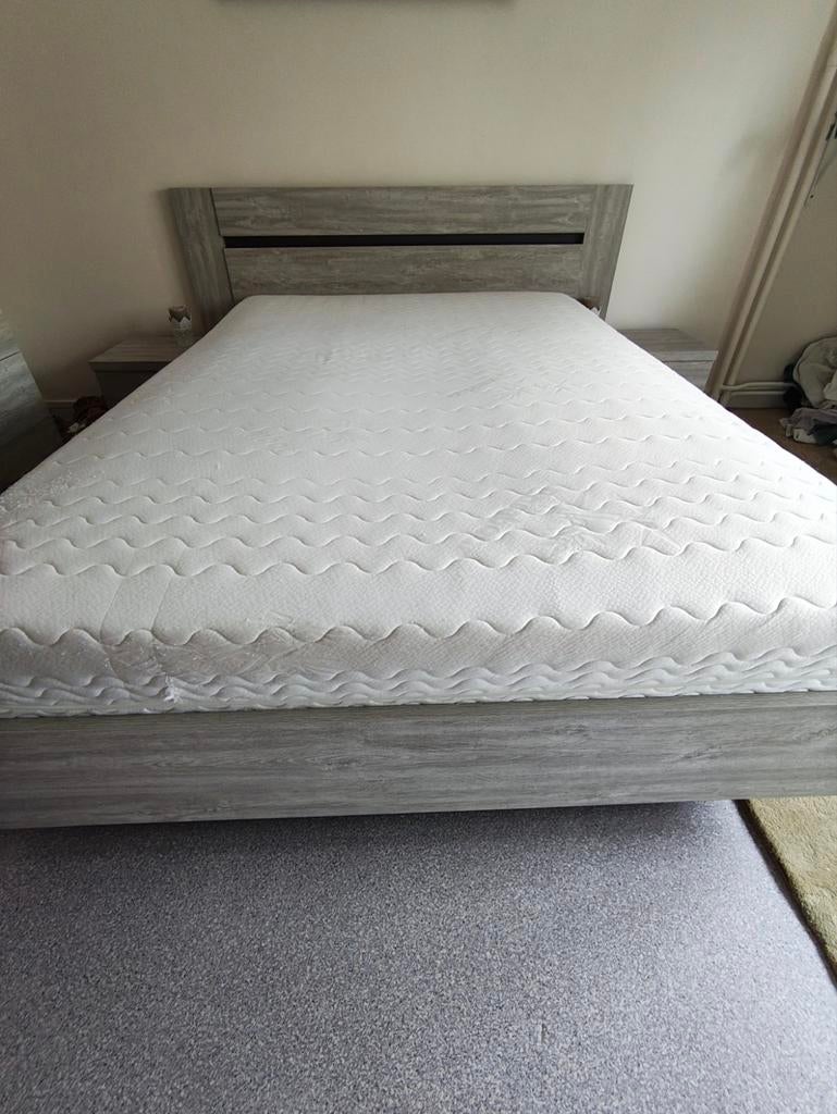 Bed met lattenbodem, matras en 2 nachtkastjes, Huis en Inrichting, Slaapkamer | Boxsprings, Ophalen