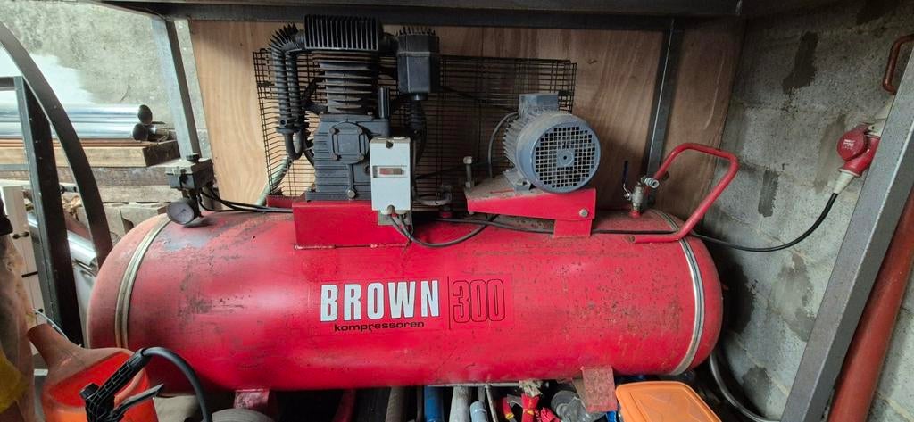 Brown 300 liter tank, Bricolage & Construction, Compresseurs, Enlèvement
