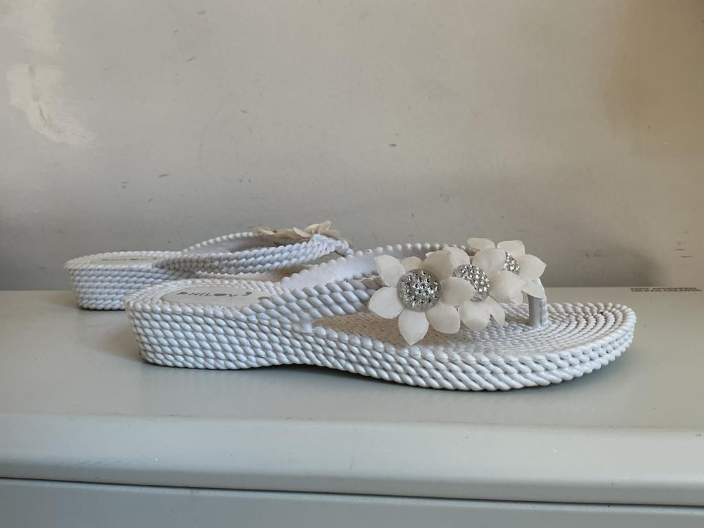 Teenslippers maat 40, Ophalen of Verzenden, Zo goed als nieuw, Wit