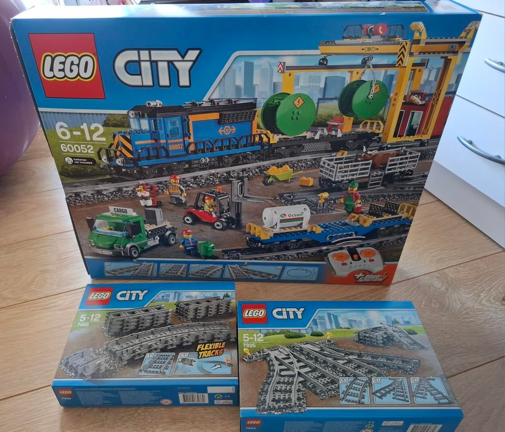 Lego vrachttrein 60052 + extra sporen + extra wisselsporen, City, Lego, Ophalen of Verzenden, Complete set