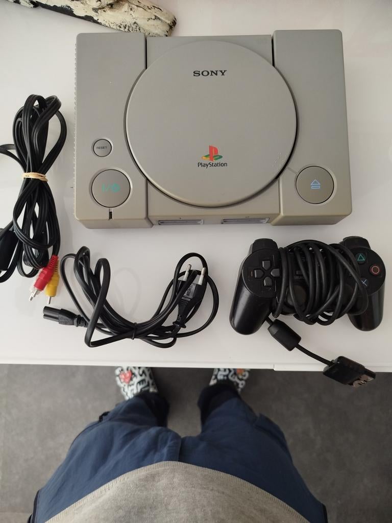 PlayStation 1 met 2 controllers en alle bekabeling, Games en Spelcomputers, Spelcomputers | Sony PlayStation 1, Ophalen, Met 2 controllers