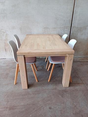  4 stoelen met kussentjes en tafel beschikbaar voor biedingen