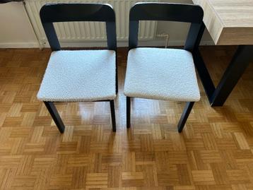 HOUTEN EETTAFELSTOELEN beschikbaar voor biedingen