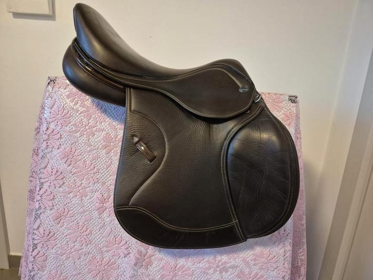 Ikonic Light springzadel 16.5" 2021, Animaux & Accessoires, Chevaux & Poneys | Selles, Comme neuf, Obstacle, Enlèvement ou Envoi