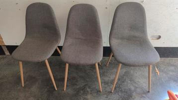 3 stoelen beschikbaar voor biedingen