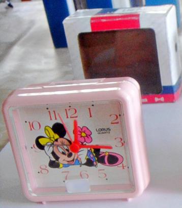 Réveil quartz carré Minnie Disney LORUS vintage rose, neuf, Enlèvement ou Envoi, Autres personnages, Neuf, Autres types