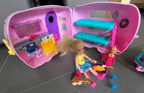 Barbie Chelsy auto met caravan, Kinderen en Baby's, Speelgoed | Poppen, Barbie, Ophalen