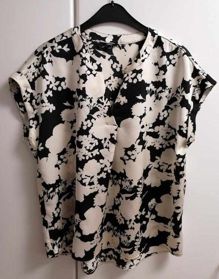 Gebroken wit en zwart gebloemd bloesje met V-hals, 40, Kleding | Dames, Blouses en Tunieken, Zo goed als nieuw, Wit, Ophalen of Verzenden
