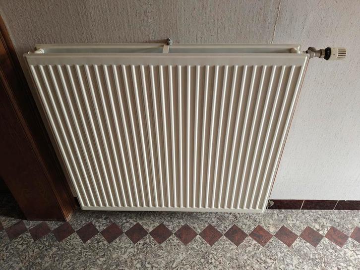 9 Radiatoren verschillende formaten met thermostaatkop, Doe-het-zelf en Bouw, Verwarming en Radiatoren, Zo goed als nieuw, Ophalen