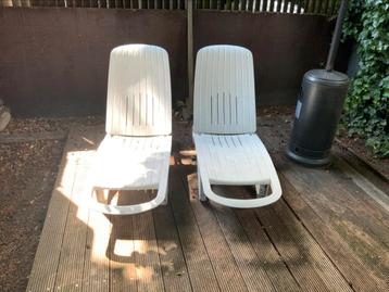 2 witte tuinbanken  beschikbaar voor biedingen