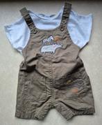 Kaki zomersalopette met dieren en wit T-shirt - Maat 68/80, Ophalen of Verzenden, Setje, Jongetje, Petit Bateau