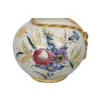 Vase en Faïence Signé Riga - Décor Floral et Nœuds, Antiquités & Art, Antiquités | Céramique & Poterie, Enlèvement