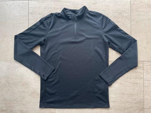 Zwart Trainingstruitje Nike maat 116 - 122, Kinderen en Baby's, Kinderkleding | Maat 116, Zo goed als nieuw, Jongen, Sport- of Zwemkleding