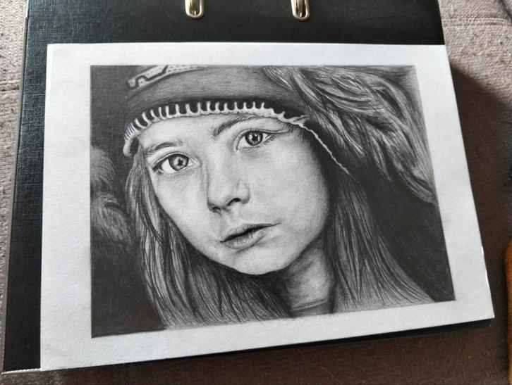 Realistische tekening portret meisje ( prijs bespreekbaar), Antiek en Kunst, Kunst | Tekeningen en Fotografie, Ophalen