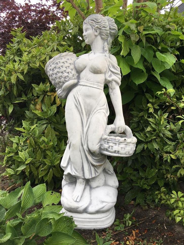 Prachtig wit stenen beeld van een staande dame met 2 bloemma, Tuin en Terras, Tuinbeelden, Mensenbeeld, Steen, Ophalen of Verzenden