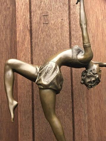 elegant bronzen beeld van vrouw danseres fakkels