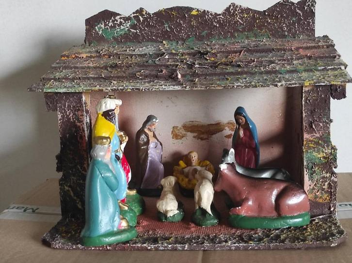 Oude Kerststal met alle beeldjes van het jaar 1861 > foto's., Diversen, Kerst, Gebruikt, Ophalen of Verzenden