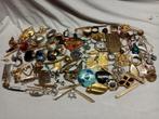 Grand lot de bijoux vintage (190 pièces), Bijoux, Sacs & Beauté, Autres types, Autres matériaux, Envoi