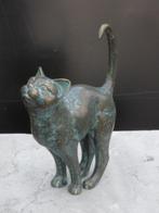 statue d un chat qui fait le gros dos en bronze patinée ., Jardin & Terrasse, Animal, Autres matériaux, Enlèvement ou Envoi, Neuf