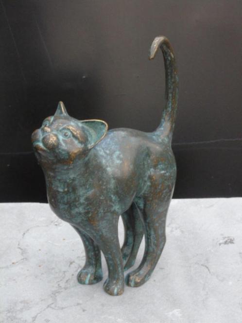 Beeldje van een kat met een grote rug in gepatineerd brons., Tuin en Terras, Tuinbeelden, Nieuw, Dierenbeeld, Overige materialen