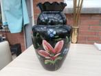 BOOMSE VAAS IN ZWART GLAS gedecoreerd met bloemen, Ophalen of Verzenden, Gebruikt, Zwart, Glas